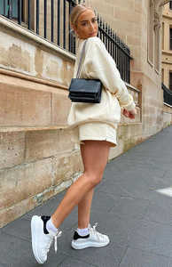 2026 mujeres calientes precio bajo 2 piezas conjuntos de <span class=keywords><strong>pantalones</strong></span> <span class=keywords><strong>cortos</strong></span> de verano de alta calidad pareja suelta sudadera de manga larga y conjunto corto de dos piezas - Product Image 5