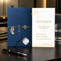 Personnalisez un ensemble d'invitations unique, incluant des cartes d'invitation personnalisées avec estampage à chaud.