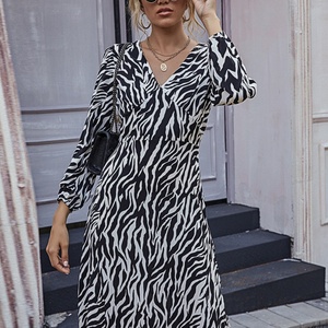 Robe midi noire à imprimé zèbre pour femme, col en V, manches évasées à volants, style portefeuille, en tissu mousseline écologique respirant, lavable, avec fermeture éclair - Product Image 2