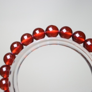 Braccialetto Personalizzato in Granato Rosso Intenso e Ambra Reiki, Pietra per Chakra della Radice, Coraggio e Passione - Product Image 4