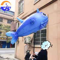 Accessoires interactifs gonflables Chenghuang pour les bars, les défilés, les spectacles sur scène, série marine, modèles de mains tenant des dauphins