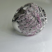 Personnalisez votre propre bague de championnat style plume rose, en laiton de haute qualité avec pierres en zircon 5A, pour un cadeau aux vainqueurs d'équipes sportives.