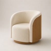 Fauteuil d'appoint en tissu crème avec panneau latéral en bois cannelé et base ronde, rembourré, pour salon, chambre ou hôtel