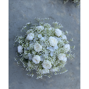 Bouquet de fleurs artificielles blanches romantiques modernes de luxe, roses et gypsophiles, pour centres de table de mariage. - Product Image 2