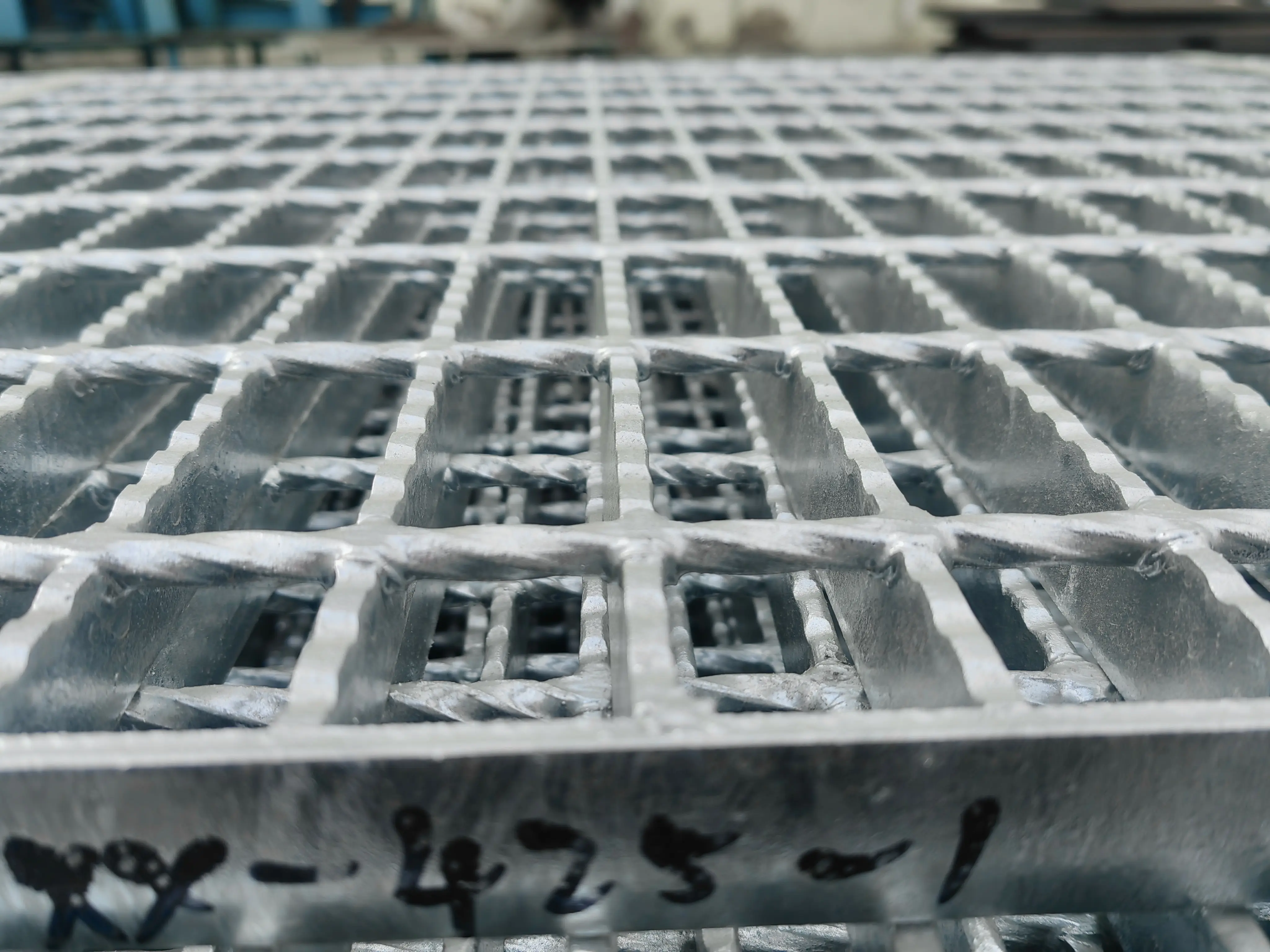 Grille de drainage d'allée en acier robuste barre à mailles fermées couvercle de tranchée en acier plaque de couverture de fossé d'angle