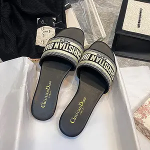 Diseñador de lujo marcas famosas diseñador niñas Zapatos Zapatillas de moda para las mujeres y las señoras proveedor de playa sandalias de plataforma