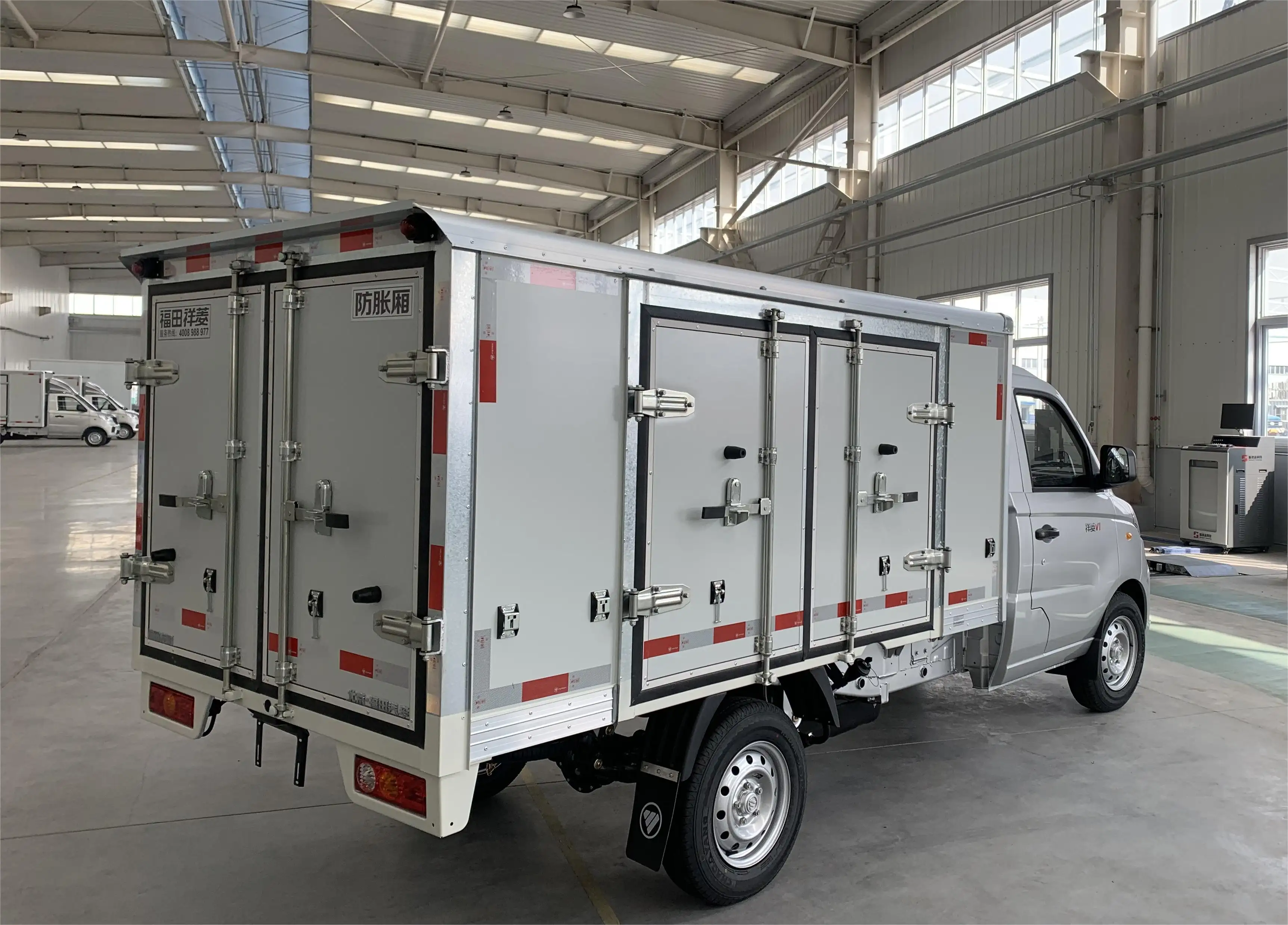 รถตู้ขนาดเล็กกล่องรถบรรทุก 1T กําลังโหลด FOTON รถตู้บรรทุกสินค้าเบนซินขนาดเล็ก 4x2 โรงงาน