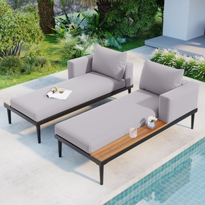 Chaise longue d'extérieur 2-en-1 élégante, moderne et confortable, grise, avec plateau en bois et espaces latéraux, pour bord de piscine - Product Image 2