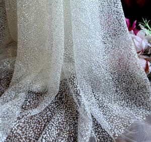 Kain Putih Berkilau dan Tidak Tembus Pandang dengan Payet Emas, Cocok untuk Pemotretan Gaun Pengantin dan Gaun Malam. - Product Image 1