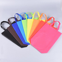 Sac fourre-tout personnalisé en non-tissé écologique, durable et recyclable, idéal pour les salons professionnels, les boutiques et les cadeaux promotionnels.