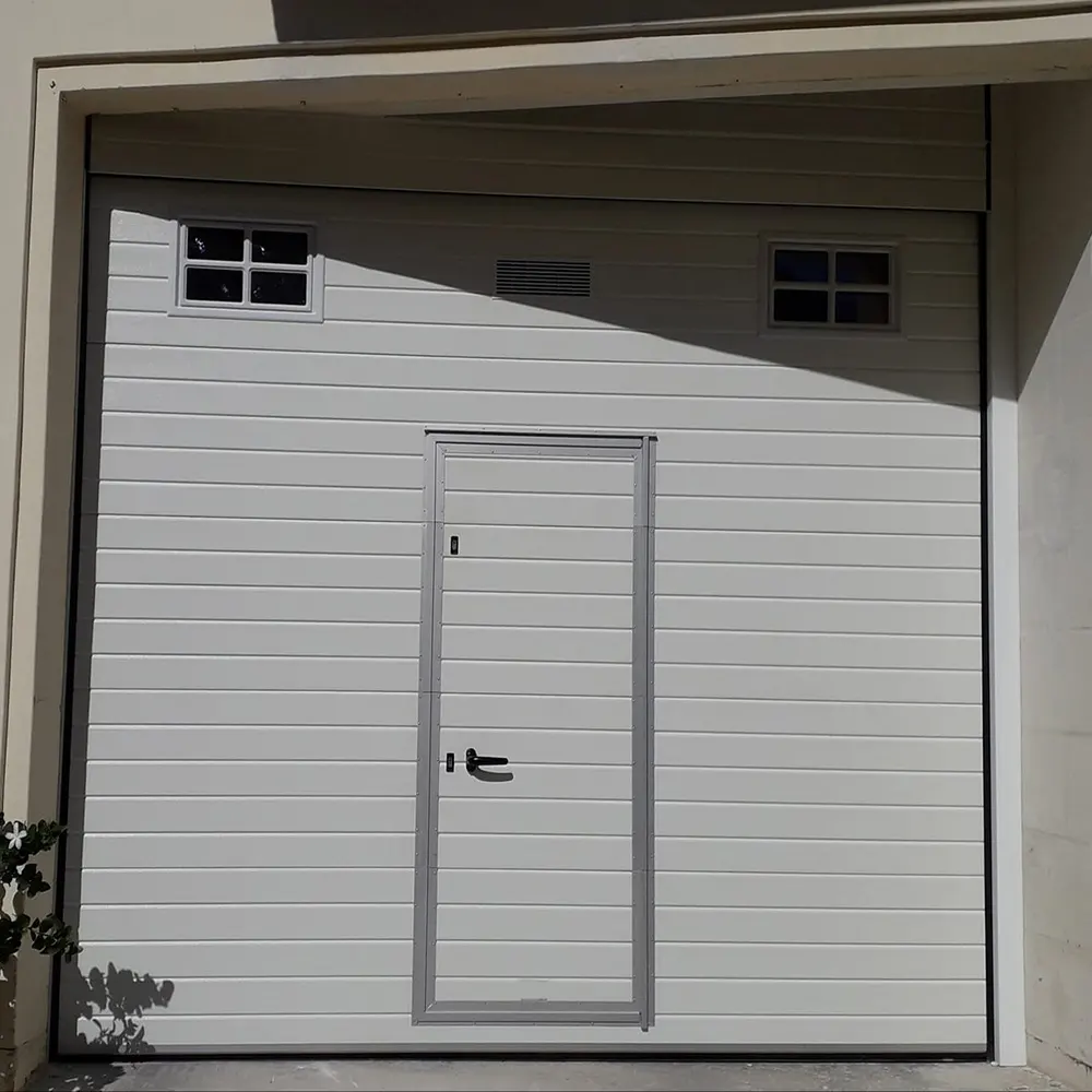 Porta de garagem seccional deslizante com porta pedestrian personalizada