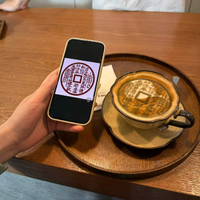 Imprimante à jet d'encre à plat automatique commerciale pour l'impression de motifs personnalisés sur la mousse de café, les gâteaux, les macarons, les étiquettes de bière