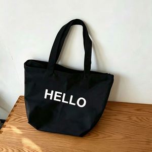 Sac fourre-tout promotionnel pliable en toile de coton noir avec impression de lettres - Product Image 1