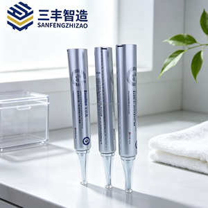 Tube souple en aluminium argenté avec embout pointu pour l'emballage de pommades médicales et de sérums oculaires - Product Image 3