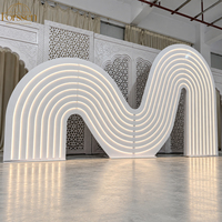 Toile de fond de scène de mariage en acrylique, panneau superposé blanc en forme de vague avec éclairage LED pour la réception, le banquet d'hôtel, la décoration d'événements