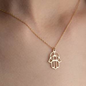 Collana Minimalista con Mano <span class=keywords><strong>di</strong></span> Hamsa in Acciaio Inossidabile Placcato Oro PVD, Ciondolo Protezione Contro il Malocchio, Gioiello Portafortuna per Donne - Product Image 2