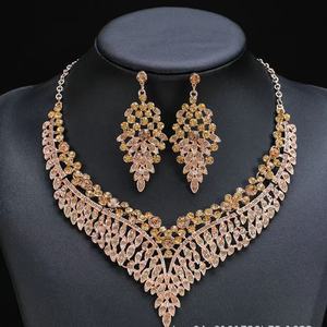 2025ใหม่ชุดเครื่องประดับคริสตัลและสร้อยคอรูปตัววีและต่างหูรูปตัววีสีทองสวยงามแฟชั่นคุณภาพสูง - Product Image 5