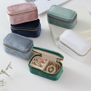 Boîte à bijoux de voyage miniature en velours avec logo personnalisé, fermeture éclair portable, organiseur de rangement pour bagues, boucles d'oreilles et colliers - Product Image 6