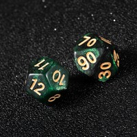 Ensemble de dés de casino en acrylique polyédrique vert et noir galaxie, gravure personnalisée du logo d'usine, D4 D6 12mm 16mm, avec numéros dorés