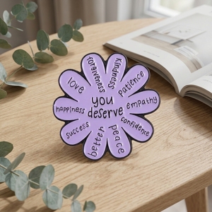 Épinglette en émail en forme de pétale avec slogan inspirant, badge métallique personnalisé avec citations motivantes pour veste, sac à dos, cadeau, vente en gros - Product Image 1