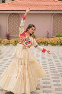 Léhenga Choli spécial Navratri avec broderie Gamthi, en pur coton, richement orné de miroirs et de dentelle Sikka, longueur ras du sol, design traditionnel pour les fêtes - Product Image 5