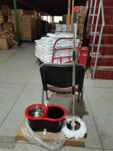 Juego de cubo de fregona giratorio prensado a <span class=keywords><strong>mano</strong></span> rojo negro con un juego de <span class=keywords><strong>postes</strong></span> telescópicos - Product Image 3