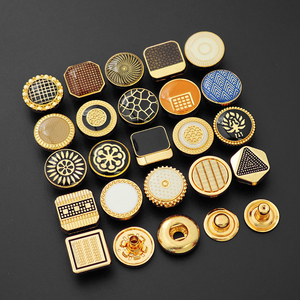กระดุมแป๊กโลหะผสมสังกะสี ชุบเคลือบ สำหรับเสื้อผ้า พร้อมโลโก้แบรนด์ตามสั่ง - Product Image 1