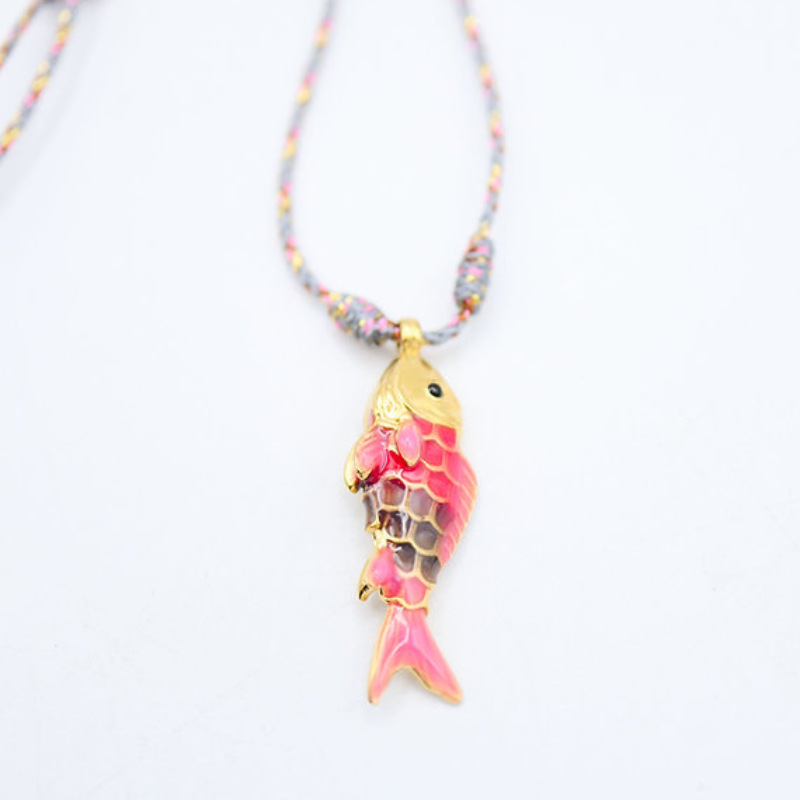 Collar de pececitos rosas.