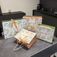 Sacs cadeaux en papier rouge personnalisés avec logo blanc imprimé, sacs shopping en papier de luxe pour parfums avec poignée en ruban