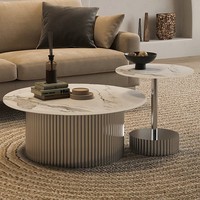 Tables d'appoint gigognes en pierre frittée haut de gamme, texture marbre blanc moderne, piétement côtelé argenté, table basse italienne peu encombrante
