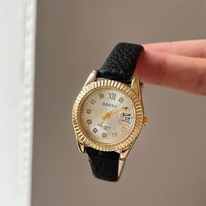 Un reloj redondo de estilo retro para mujer, que exuda un lujo ligero y un encanto de nicho. Es una mujer vintage, versátil y de piel clara. - Product Image 3