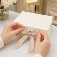 Boîte cadeau magnétique rigide noire avec logo personnalisé et insert en mousse EVA découpée pour flacon d'huile essentielle ou de parfum, vente en gros