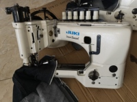 Machine à coudre Juki MS-35800 à cylindre, 3 aiguilles, point de chaînette double, utilisée pour la couture de tissus de travail extra-lourds.