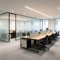 Aménagement d'Intérieur de Bureau Moderne : Hall Central Courbé, Postes de Travail Ouverts, Salles de Réunion Privées, Mur Végétal, Mobilier Commercial