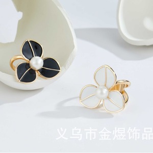 Hebilla de Aleación con Perlas y Flores, Color Negro y Blanco, para Prendas de Vestir, Primavera 2024, Jinhua - Product Image 4