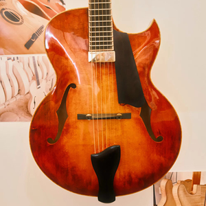 Guitarra Eléctrica <span class=keywords><strong>Jazz</strong></span> <span class=keywords><strong>de</strong></span> 16 Pulgadas Hecha a Mano por Yunzhi Luthier, Cuerpo Hueco <span class=keywords><strong>de</strong></span> Arce Flameado, Tapa <span class=keywords><strong>de</strong></span> Abeto Marrón, Mástil <span class=keywords><strong>de</strong></span> Arce, Profesional - Product Image 1