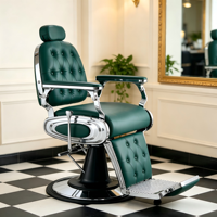 Fauteuil de barbier vintage émeraude, cuir vert capitonné, panneau latéral chromé courbé unique et base à rebord en caoutchouc.