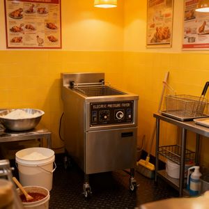 เครื่องทอดไก่ไฟฟ้าแบบหลายชั้น ขนาด 55 ลิตร พร้อมระบบกรองน้ำมัน สำหรับร้านอาหาร - Product Image 6