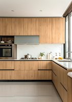 Meuble de cuisine rétro vintage personnalisé avec cadre métallique, étagère à vin ouverte, pour petit espace de cuisson ouvert de type bungalow