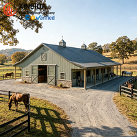 Écurie pour chevaux en métal sur mesure, capacité de charge solide, bonne circulation d'air, éclairage naturel pour l'entraînement des chevaux à la ferme