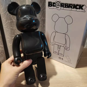 Venta al por mayor de fábrica: Figura de moda Bearbrick 400% de material ABS, estilo baloncesto <span class=keywords><strong>Chicago</strong></span> <span class=keywords><strong>23</strong></span>, en caja de plástico a color. - Product Image 1