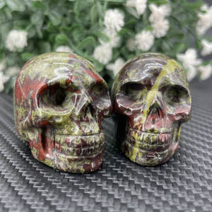 หัวกะโหลกหินดราก้อนบลัดธรรมชาติคุณภาพสูง คริสตัลโฮลา ขายส่ง ขนาด 5-6 ซม. ขัดเงา ตัดแบบไดคัท ตกแต่งบ้านและสำนักงานตามเทรนด์แฟชั่น - Product Image 4