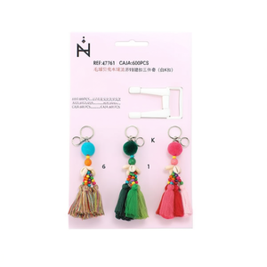 Set di Tre Portachiavi con Pompon, Conchiglia e Perline in Legno, Fibbia K Bianca - Product Image 1