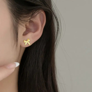 Orecchini a Perno Stile Coreano con Fiocco, Gioielli Eleganti e Delicati per Donna, Accessorio per Outfit Quotidiani e Regalo - Product Image 3