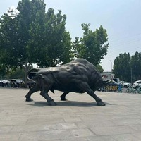 Sculpture de taureau surfant en bronze exquis, statue d'art classique pour l'aménagement de lieux publics urbains et l'aménagement extérieur