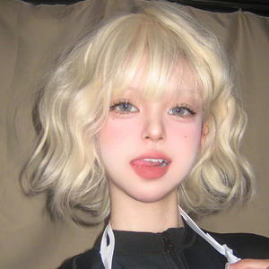 Perruque Bob dorée pour femmes, cheveux synthétiques courts bouclés en fibre Kanekalon, ligne de cheveux naturelle, style à porter au quotidien, DM588 - Product Image 1