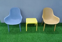 Fauteuil minimaliste en plastique perforé |   Vert clair pour les espaces domestiques et commerciaux