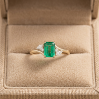 Bague Sarvottam en or jaune 14 carats avec émeraude naturelle et diamants naturels, coupe émeraude, style classique pour femme