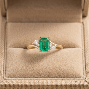 Bague Sarvottam en or jaune 14 carats avec émeraude naturelle et diamants naturels, coupe émeraude, style classique pour femme - Product Image 1