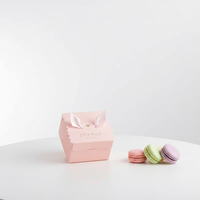 Petite boîte cadeau carrée européenne créative en papier d'art biodégradable rose frais et doux, imprimée quadricolore, pour bonbons de mariage avec ruban